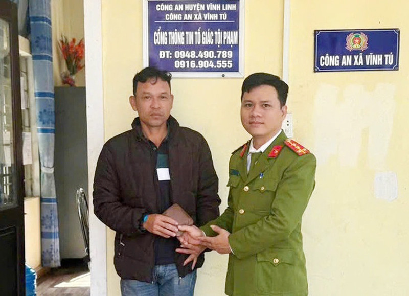 Công an xã Vĩnh Tú, huyện Vĩnh Linh trao lại ví và tiền cho người sơ ý đánh rơi. 