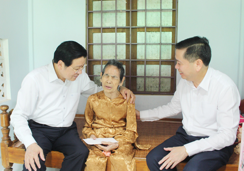 Trưởng Ban Nội chính Trung ương Phan Đình Trạc, Bí thư Tỉnh ủy Nguyễn Long Hải thăm hỏi, động viên Mẹ Việt Nam Anh hùng Nguyễn Thị Nậy.