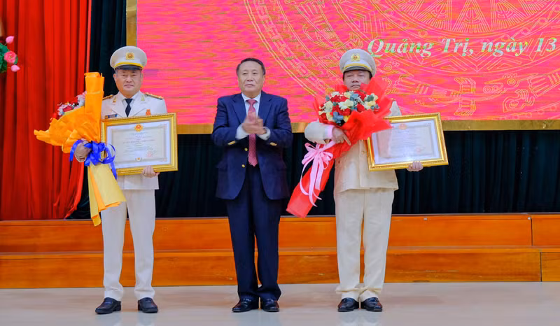 Quyền Chủ tịch Ủy ban nhân dân tỉnh Quảng Trị Hà Sỹ Đồng trao Huân chương Chiến công hạng Ba cho các Phó Giám đốc Công an tỉnh: Đại tá Lê Phi Hùng, Đại tá Nguyễn Viết Ánh.