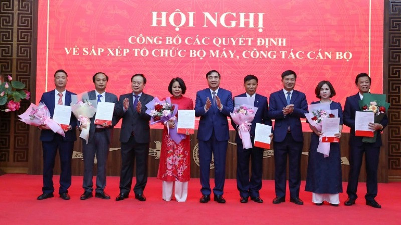 Các đồng chí lãnh đạo Tỉnh ủy, Ủy ban nhân dân tỉnh Điện Biên trao quyết định bổ nhiệm lãnh đạo Ban Tuyên giáo và Dân vận Tỉnh ủy cho các cá nhân.