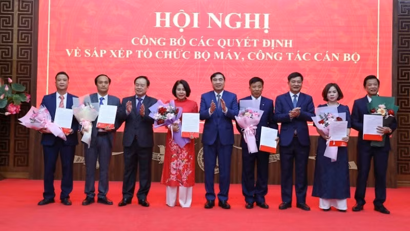 Các đồng chí lãnh đạo Tỉnh ủy, Ủy ban nhân dân tỉnh Điện Biên trao quyết định bổ nhiệm lãnh đạo Ban Tuyên giáo và Dân vận Tỉnh ủy cho các cá nhân.