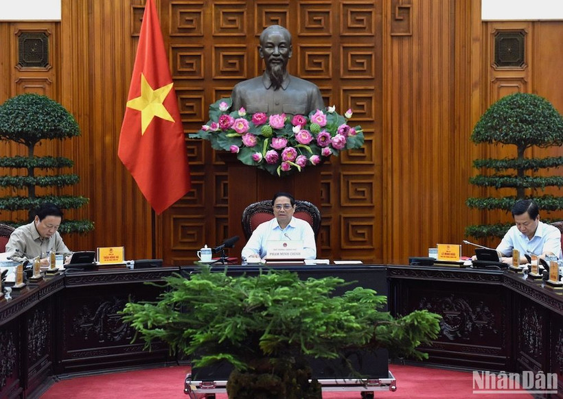 Thủ tướng Phạm Minh Chính, Phó Thủ tướng Lê Minh Khái, Phó Thủ tướng Trần Hồng Hà dự, chỉ đạo hội nghị.