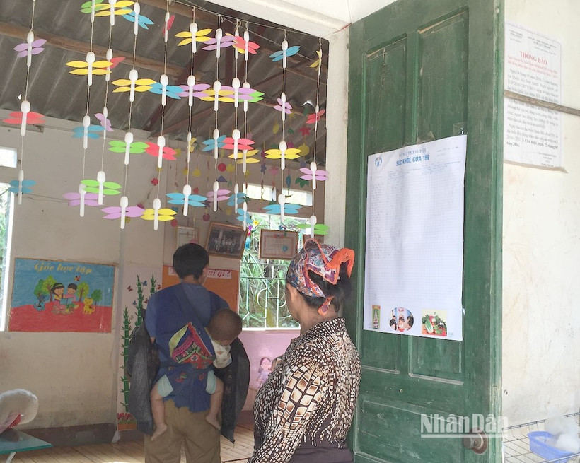 Đưa trẻ đến lớp (tại một phòng học tạm ở huyện Thông Nông, Cao Bằng). Ảnh: THANH XUÂN