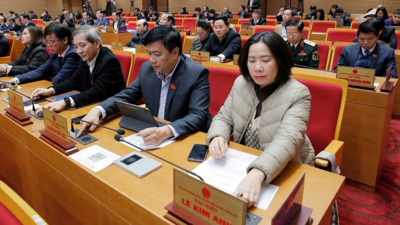 Đại biểu Hội đồng nhân dân thành phố bấm nút thông qua các nghị quyết tại kỳ họp thứ 21.