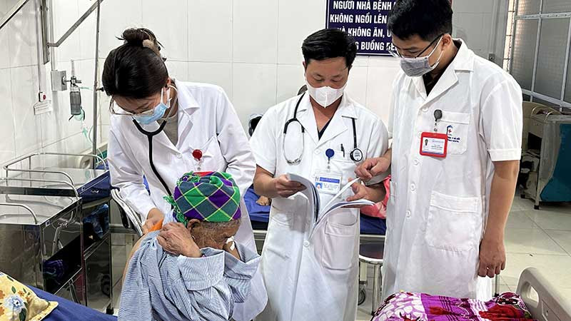Các bác sĩ Bệnh viện Đại học Y Hà Nội tham gia khám, hội chẩn để điều trị người bệnh tại Trung tâm Y tế Xi Ma Cai (Lào Cai).