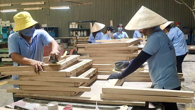 Sản xuất đồ gỗ xuất khẩu tại Công ty cổ phần gỗ Minh Dương (Bình Dương).