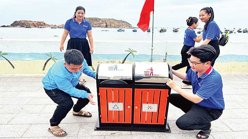 Đoàn viên, thanh niên lắp đặt các thùng rác tại xã Nhơn Hải, thành phố Quy Nhơn, tỉnh Bình Định.