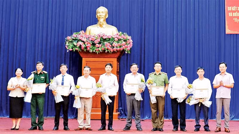 Lãnh đạo Huyện ủy Ia H’Drai trao giấy khen tặng các đơn vị có thành tích xuất sắc trong việc thực hiện Kết luận 01 của Bộ Chính trị.