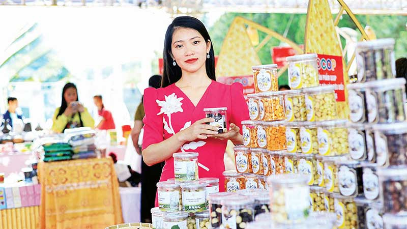 Quảng bá sản phẩm OCOP của Lâm Đồng tại một sự kiện. (Ảnh MAI VĂN BẢO)