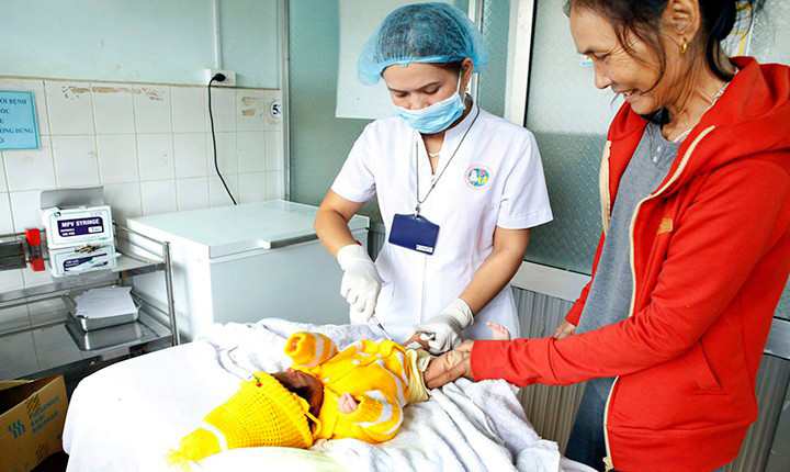Tiêm vaccine viêm gan B sơ sinh tại Trung tâm Y tế huyện Đắk Đoa, Gia Lai. 