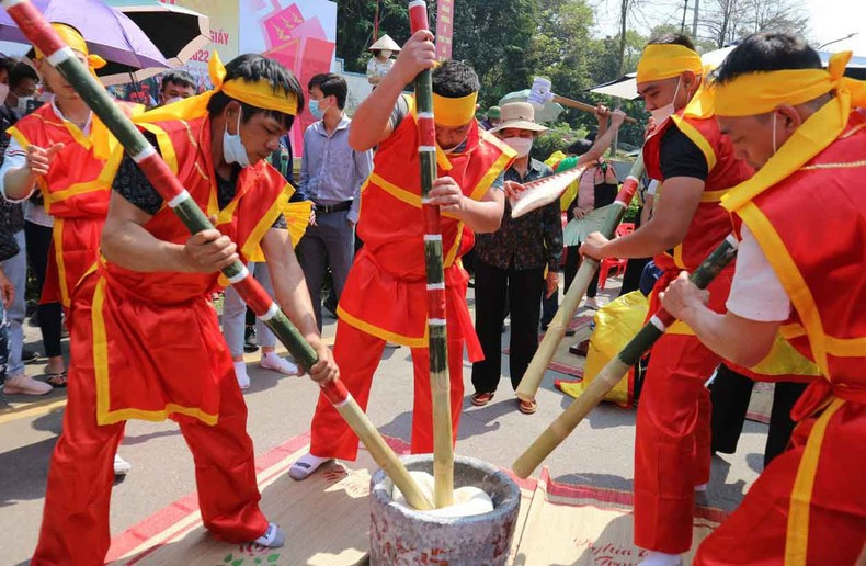 Thi giã bánh dày dâng lên các Vua Hùng ngày Giỗ Tổ. (Ảnh: Ngọc Long)