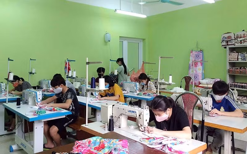 Học sinh tại Trung tâm Phục hồi chức năng người khuyết tật Thụy An, Hà Nội. (Ảnh: Molisa).