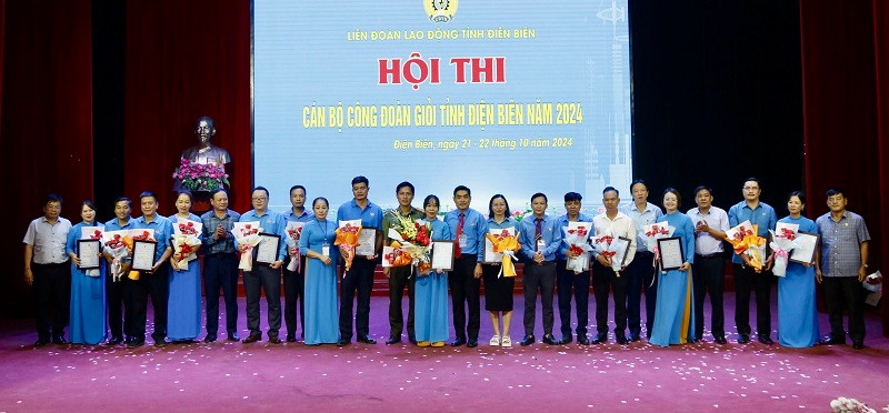 Đồng chí Tẩn Minh Long, Chủ tịch Liên đoàn Lao động tỉnh Điện Biên trao giải cho các đội thi.