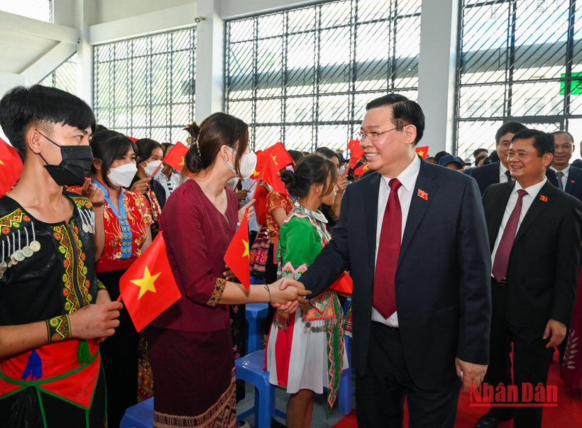 Chủ tịch Quốc hội Vương Đình Huệ và giáo viên, học sinh Trường trung học phổ thông Kỳ Sơn (Nghệ An). (Ảnh: DUY LINH)
