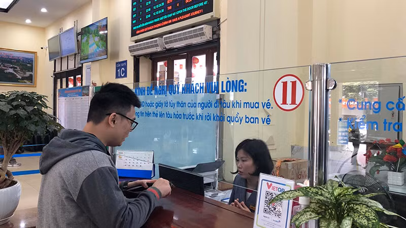 Nhân viên bán vé tàu Tết tại ga Hà Nội.