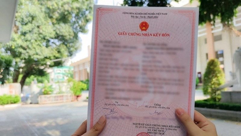 Đề xuất thí điểm cắt giảm hồ sơ giấy chứng nhận kết hôn trong mua bán phương tiện. Ảnh: TIẾN LUẬT.