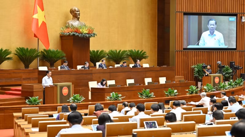 Quốc hội làm việc tại hội trường nghe Tờ trình và Báo cáo thẩm tra dự án Luật sửa đổi, bổ sung một số điều của Luật Đấu thầu; Luật Đầu tư theo phương thức đối tác công tư; Luật Hải quan; Luật Thuế xuất khẩu, thuế nhập khẩu; Luật Đầu tư; Luật Đầu tư công; Luật Quản lý, sử dụng tài sản công. (Ảnh: THỦY NGUYÊN)