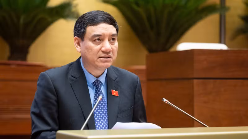 Ủy viên Ủy ban Thường vụ Quốc hội Nguyễn Đắc Vinh trình bày Báo cáo giải trình, tiếp thu, chỉnh lý dự thảo Luật sửa đổi, bổ sung một số điều của Luật Quảng cáo. (Ảnh: BÙI GIANG)