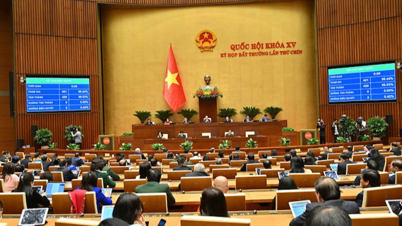 Quốc hội biểu quyết thông qua Luật Ban hành văn bản quy phạm pháp luật (sửa đổi). (Ảnh: QUANG KHÁNH)