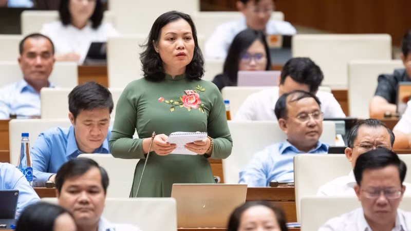 Đại biểu Huỳnh Thị Phúc (Đoàn Bà Rịa-Vũng Tàu) phát biểu tại hội trường. (Ảnh: BÙI GIANG)