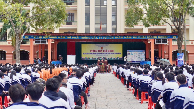 Phiên tòa giả định với chủ đề “Phòng chống bạo lực học đường và Luật Trật tự an toàn giao thông đường bộ” tổ chức tại Trường THPT Hàm Long (thành phố Bắc Ninh). Ảnh: THU HẰNG