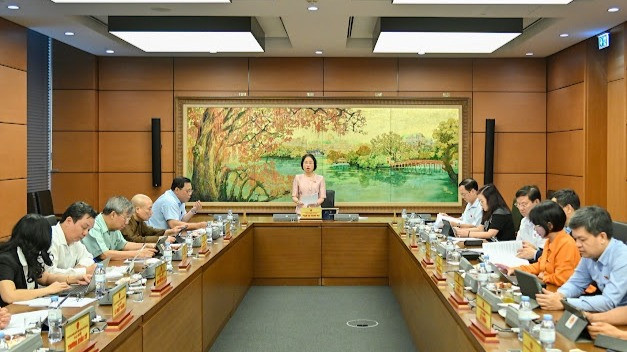 Đại biểu Quốc hội thảo luận ở tổ về dự thảo Luật sửa đổi, bổ sung một số điều của Bộ luật Hình sự. (Ảnh: THỦY NGUYÊN)