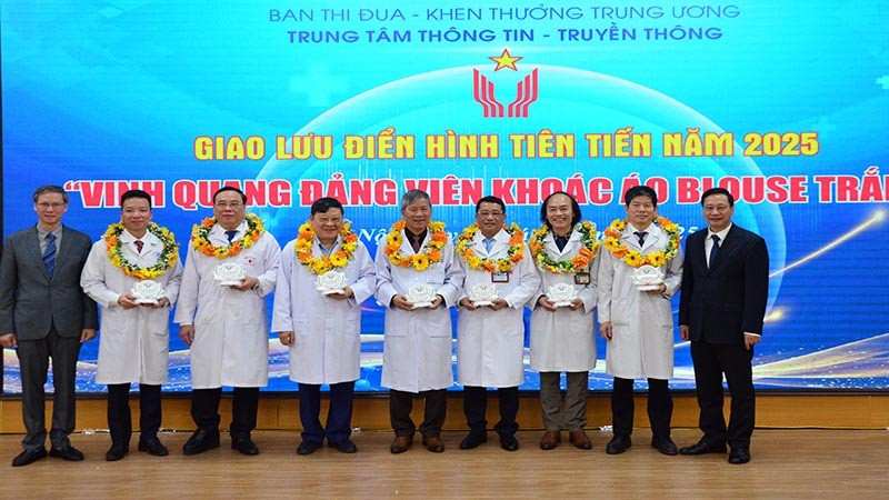 Lãnh đạo Ban Thi đua-Khen thưởng Trung ương tặng hoa và biểu trưng tôn vinh các gương điển hình tiên tiến. Ảnh: PHẠM CƯỜNG 