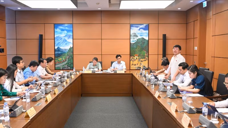 Các đại biểu Quốc hội thảo luận ở tổ về dự án Luật Thanh tra (sửa đổi). (Ảnh: DUY LINH) 