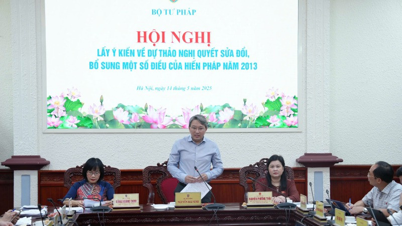Bộ trưởng Tư pháp Nguyễn Hải Ninh phát biểu tại Hội nghị lấy ý kiến về dự thảo Nghị quyết sửa đổi, bổ sung một số điều của Hiến pháp năm 2013. Ảnh: THU HẰNG