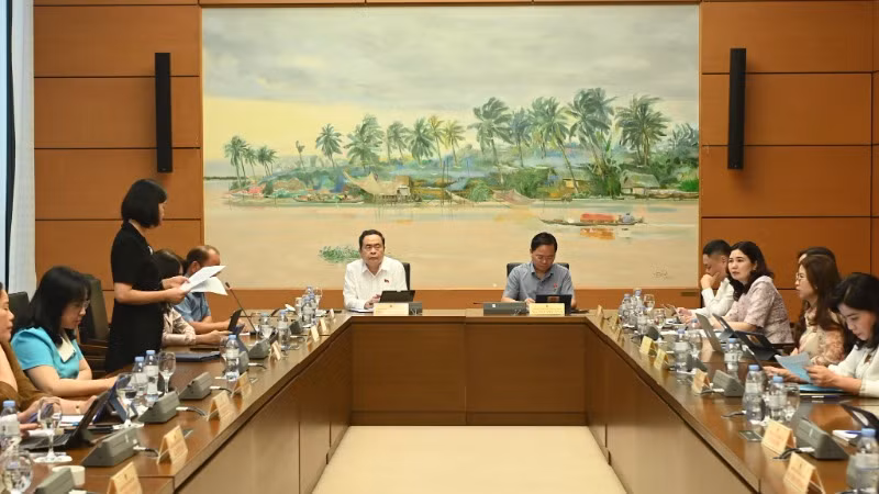 Các đại biểu Quốc hội thảo luận tại tổ về Dự thảo Luật sửa đổi, bổ sung một số điều của Luật Quy hoạch. (Ảnh: BÙI GIANG)