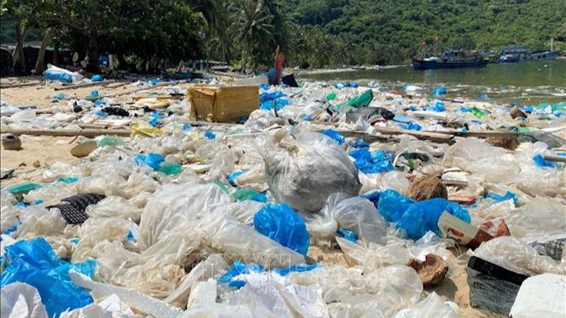 Khu vực bãi Chính của vịnh Vũng Rô thuộc xã Hòa Xuân Nam, thị xã Đông Hòa (Phú Yên) ngập tràn rác thải nhựa. (Ảnh: TTXVN)