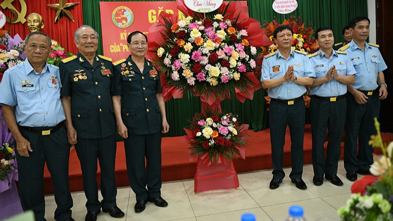 Thiếu tướng Phạm Văn Tính, Phó Tư lệnh Quân chủng Phòng không-Không quân tới dự và tặng hoa tại buổi lễ. (Ảnh: THẾ DƯƠNG)