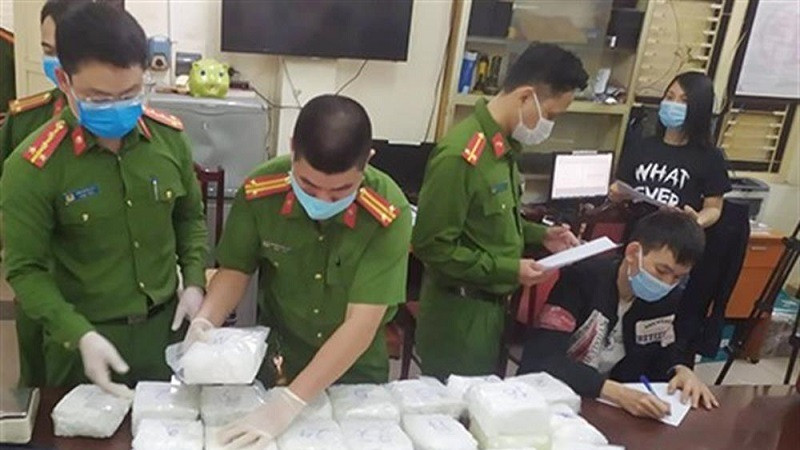 Lực lượng công an phối hợp các đơn vị kiểm đếm số lượng ma túy được thu giữ. (Ảnh: Bộ Công an)