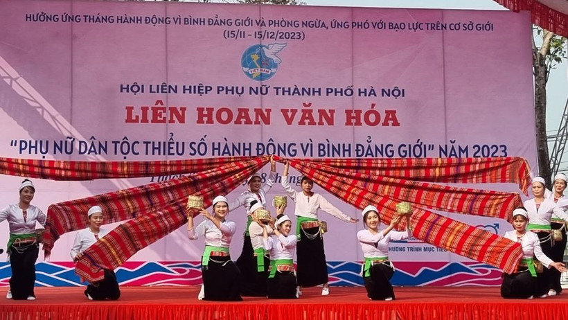 Hội viên, phụ nữ tham gia trình diễn văn nghệ. 