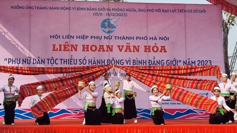 Hội viên, phụ nữ tham gia trình diễn văn nghệ. 