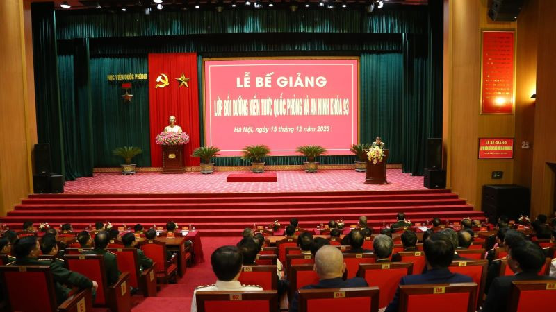 Toàn cảnh lễ bế giảng.
