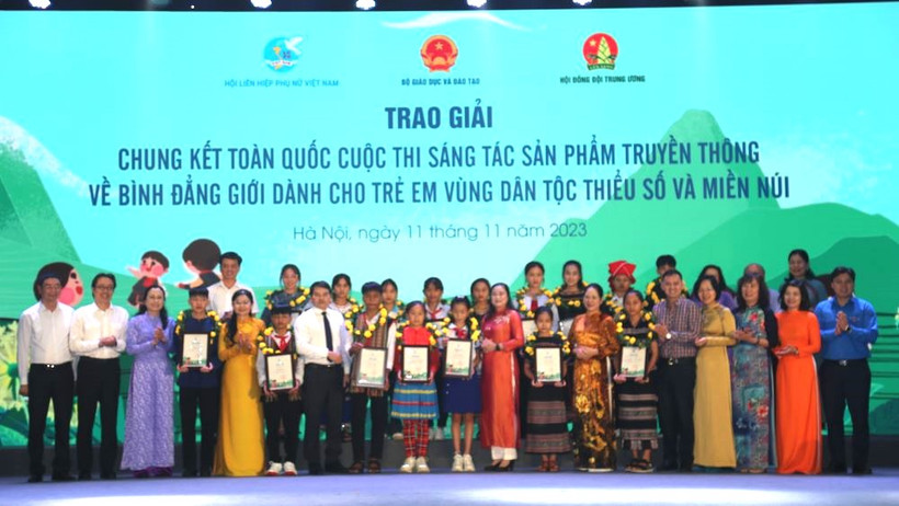 Trao giải tặng các tập thể, cá nhân có tác phẩm tiêu biểu, xuất sắc vào vòng chung kết cuộc thi. 