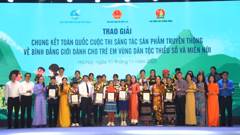 Trao giải tặng các tập thể, cá nhân có tác phẩm tiêu biểu, xuất sắc vào vòng chung kết cuộc thi. 