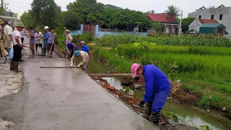 Xã Ngũ Hùng huy động nhân dân đóng góp mở rộng đường giao thông nông thôn.