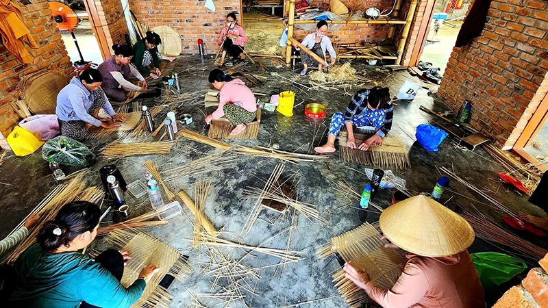 Làng đan lát Bao La (xã Quảng Phú, huyện Quảng Điền, thành phố Huế) tạo công ăn việc làm ổn định cho nhiều lao động địa phương