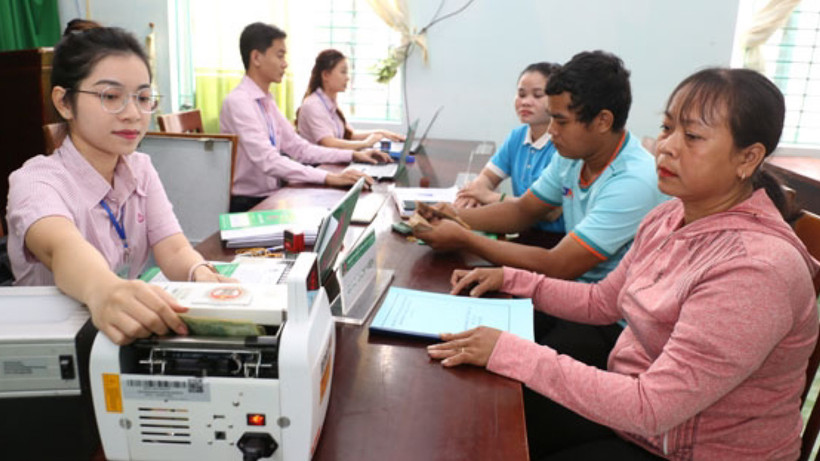 Ngân hàng Chính sách xã hội huyện Khánh Vĩnh giải ngân vốn cho các hộ dân trong xã Giang Ly. (Ảnh; VIỆT HẢI)