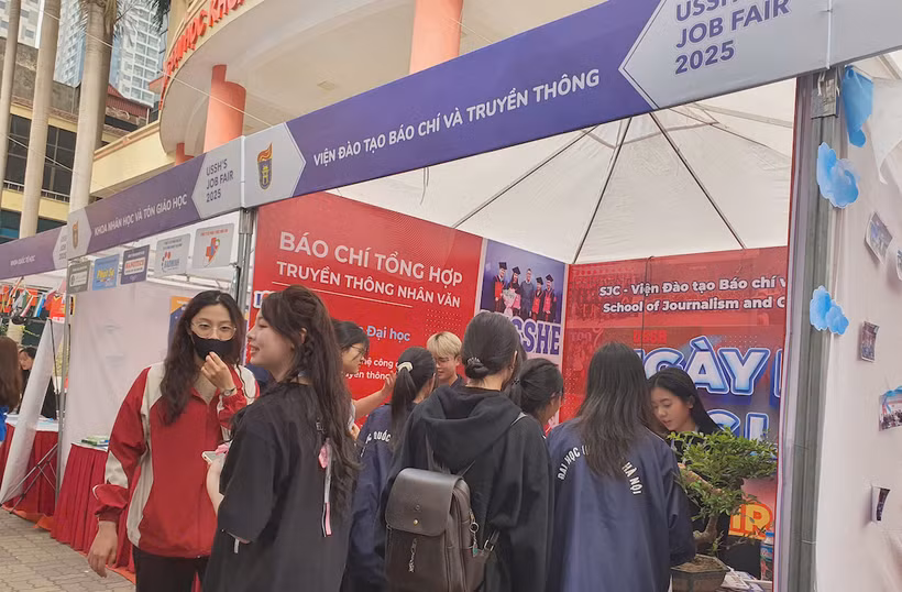 Sinh viên theo học các lĩnh vực xã hội và nhân văn dành nhiều sự quan tâm đến cơ hội nghề nghiệp ngay khi đang trong thời gian học tập. 