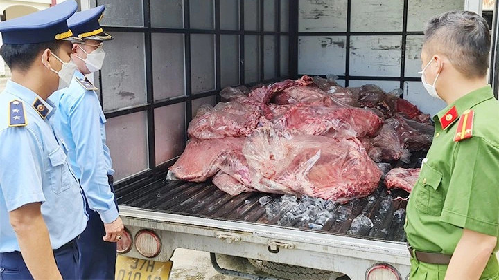 Thịt lợn bốc mùi hôi thối trên đường đi tiêu thụ tại địa bàn tỉnh Nghệ An vào thời điểm 2023. Ảnh: BẢO LOAN