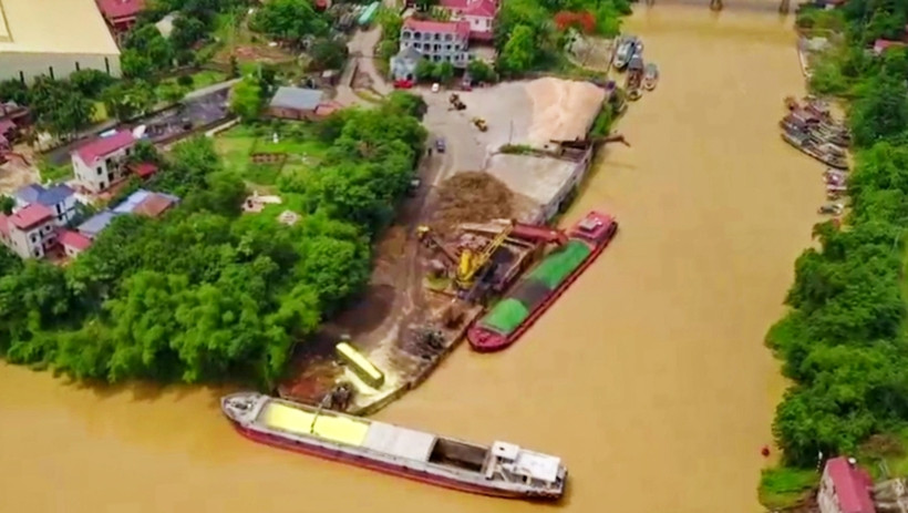 Bến thủy nội địa Thắng Lá ở cảng Đa Phúc bị tạm dừng hoạt động vì bốc dỡ hàng hóa không được phép.