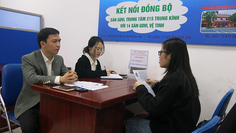Phỏng vấn ứng viên tại phiên giao dịch việc làm tại Trung tâm Dịch vụ việc làm Hà Nội. (Ảnh: Ngân Anh)