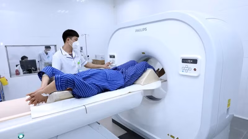 Các bác sĩ Bệnh viện đa khoa tỉnh Lạng Sơn thực hiện chụp cắt lớp vi tính phục vụ chẩn đoán và điều trị cho bệnh nhân. (Ảnh: TRÁNG ĐẠT)