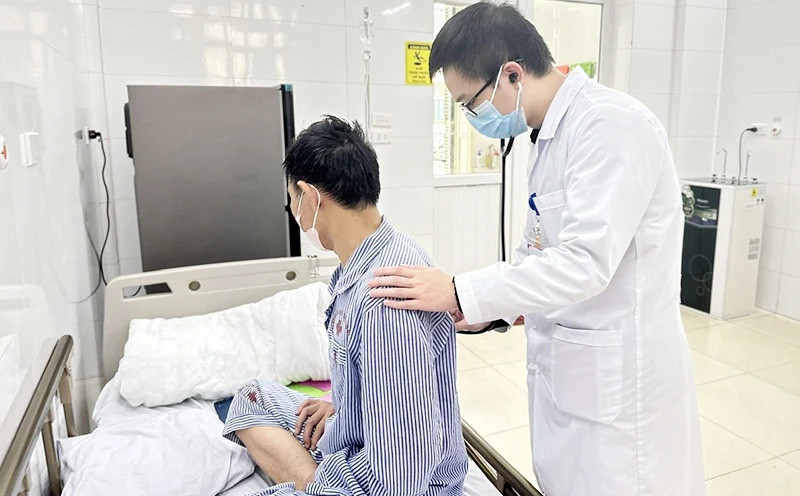 Khám và điều trị cho bệnh nhân lao tại Bệnh viện Phổi trung ương. (Ảnh: nhandan.vn)