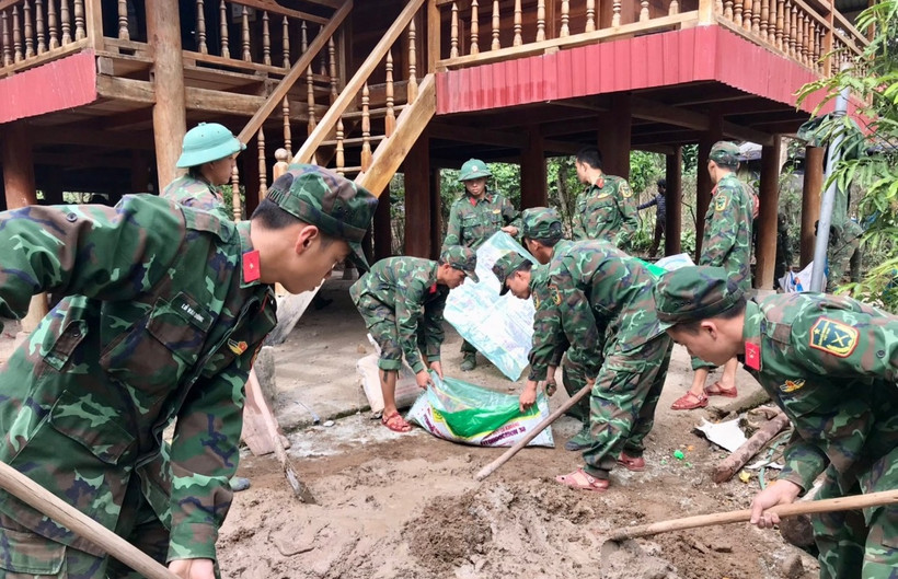 Cán bộ, chiến sĩ Tiểu đoàn 1, Trung đoàn 741 giúp người dân xã Mường Toong, huyện Mường Nhé sửa nhà.