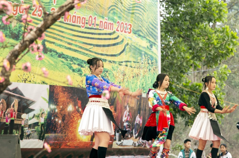 Nhân dân các dân tộc huyện Nậm Pồ vui hát múa chào xuân.