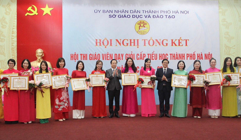 Trao thưởng cho các giáo viên dạy giỏi đạt giải Nhất (Ảnh: Sở Giáo dục và Đào tạo Hà Nội)